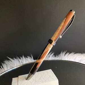 Geschenk, Handgedrechselter Holzstift | Einzigartige Holzarbeit | Besonderer Anlass | Bildende Kunst | Geschenk zum Abschluss, Vatertag, Trauzeugen, Muttertag