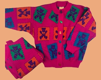 Vintage Kids ours en peluche psychédélique cardigan couleurs primaires patchwork des années 90 80s bouton d'ours en gélatine fuschia assorti au printemps coloré été