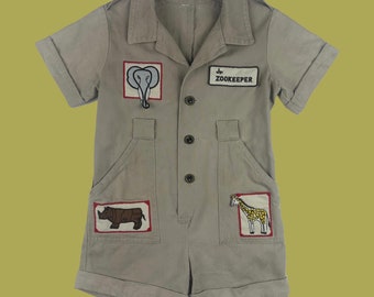 Vintage Kids Jr. Zookeeper Canvas Kaki taupe overall uniform kostuum één stuk outfit jongens meisjes unisex jaren '90 jaren '80 y2k patchwork geborduurd