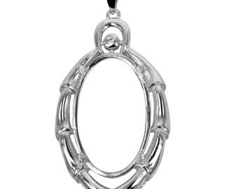 Puede incluir: Pendiente de plata con diseño de bambú y un cristal transparente en el centro. El pendiente tiene forma ovalada y tiene una anilla en la parte superior para sujetar una cadena.
