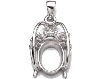 Puede incluir: Engaste de plata para colgante con forma ovalada. El engaste tiene un diseño delicado y ornamentado con un patrón de filigrana.