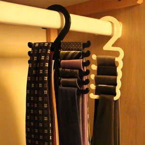 Krawattenhalter-Gürtelhalter, Schrank-Organizer, Rotierende Haken, Platzsparend, Einfacher Zugang, Hält Mehrere Krawatten und Gürtel, Schrankzubehör
