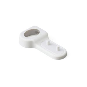 Può includere: Un apribottiglie in plastica bianca dal design a forma di chiave. L'apribottiglie ha un'apertura circolare su un'estremità e una sezione rettangolare con due piccoli perni rialzati sull'altra. L'oggetto è su sfondo bianco.