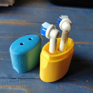 Könnte beinhalten: Ein Set aus drei Keramikbechern mit gesprenkelter, matter Oberfläche. Die Becher sind in den Farbtönen Creme, Hellgrau und Dunkelgrau gehalten. Jeder Becher hat ein schlichtes Design und einen abgerundeten Henkel.