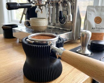 Könnte beinhalten: Set aus drei Keramikbechern mit gesprenkelter, matter Oberfläche. Jeder Becher hat eine andere Farbe: hellblau, creme und grau. Die Becher haben ein schlichtes, modernes Design und einen bequemen Griff.