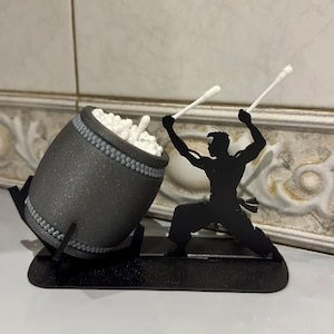 Può includere: Un set di tre tazze in ceramica con finitura opaca e macchiettata. Le tazze sono nei toni del crema, grigio chiaro e grigio scuro. Ogni tazza ha un design semplice e minimalista e un manico arrotondato.