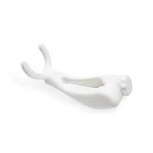 Puede incluir: Un juego de tres cuencos de cerámica anidados en tonos azules, verdes y blancos. Los cuencos presentan un esmalte moteado y un diseño sencillo y moderno. El cuenco más grande mide aproximadamente 15 cm de diámetro.