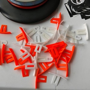 Disc Golf Wall Mount Hangers, Stylish Bracket Holder, Command Strip Mount, Frisbee Display Shelf, Adjustable Level Design