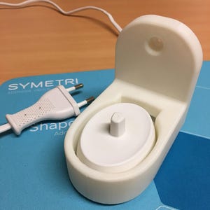 Puede incluir: Un juego de tres tazas de cerámica con un acabado mate moteado. Cada taza presenta un color diferente: azul claro, crema y gris. Las tazas tienen un diseño simple y moderno y un asa cómoda.