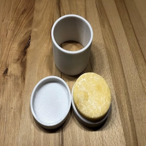 Può includere: Un set di tre tazze in ceramica con finitura opaca e macchiettata. Le tazze sono nei toni del crema, grigio chiaro e grigio scuro. Ogni tazza ha un design semplice e minimalista, perfetto per caffè o tè.
