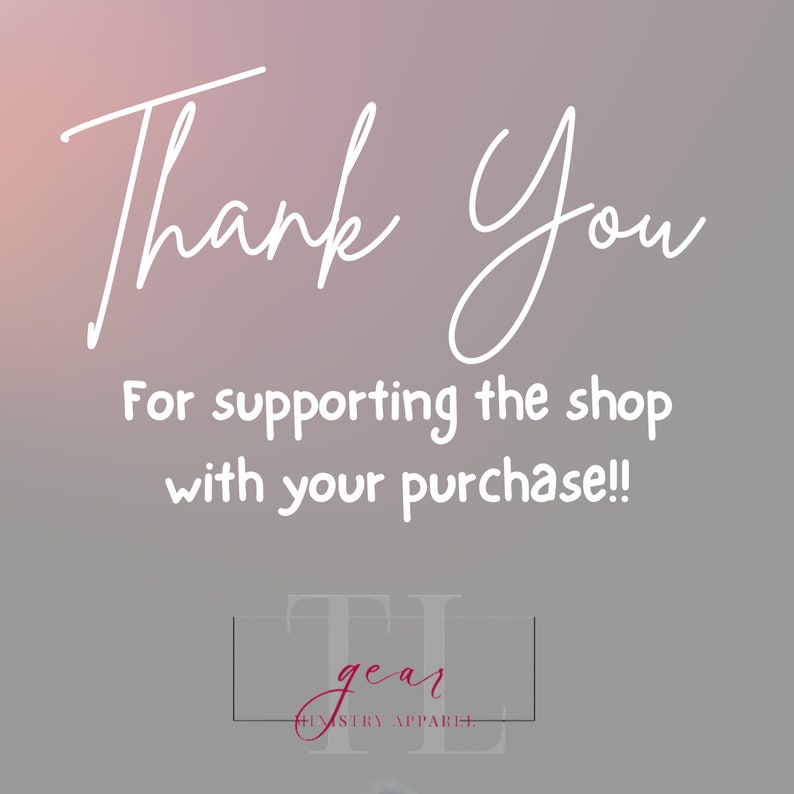 Op de afbeelding: Bedankt voor het steunen van de winkel met uw aankoop! Een witte tekstafbeelding op een grijze achtergrond met de tekst "Thank You" en "For supporting the shop with your purchase!" Onder de tekst bevindt zich een wit vierkant met de tekst "gear" in roze en de tekst "ministry apparel" in wit.