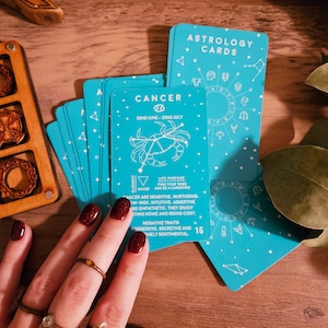 Quale segno zodiacale sta entrando nella tua vita amorosa in questo momento, lettura delle carte dell'oracolo astrologico, lettura intuitiva divertente in giornata, amore, divinazione