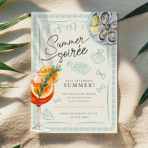 Pu&ograve; includere: Un invito a una soir&eacute;e estiva con un cocktail, ostriche ed elementi decorativi. L'invito presenta il testo "Summer Soir&eacute;e" in una scrittura elegante, insieme ai dettagli dell'evento. Il design include un bordo azzurro e illustrazioni.