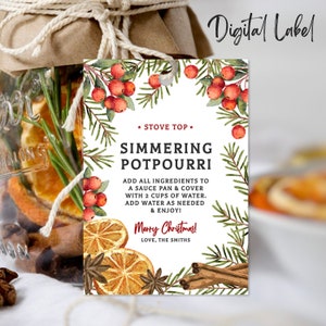 Op de afbeelding: Een wit, printbaar cadeau-etiket met een aquarelontwerp van rode bessen, groene dennentakken en sinaasappelschijfjes. De tekst op het etiket luidt "Stove Top Simmering Potpourri" en bevat instructies voor gebruik. Het etiket bevat ook de tekst "Prettige Kerst! Met liefde, De Smiths".