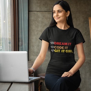 T-shirt Women in Tech avec message « Dream it, Code it, Git it Girl » - Disponible en plusieurs couleurs pour les codeuses féminines