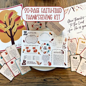 Op de afbeelding: Een 20 pagina's tellende Faith-Filled Thanksgiving Kit met diverse bedrukte kaarten, een boomdiagram en werkbladen. De kit bevat een doolhof, boter-kaas-en-eieren en een woordzoeker, allemaal met herfstthema illustraties en de tekst "Give Thanks".