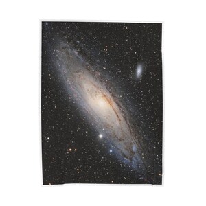 Pu&ograve; includere: Una fotografia della Via Lattea, una galassia a spirale con un centro luminoso e bracci vorticosi di stelle e gas. La galassia &egrave; su uno sfondo scuro dello spazio, punteggiato da innumerevoli stelle.