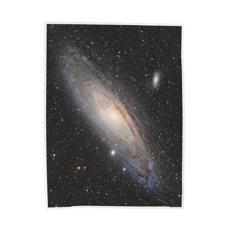 Pu&ograve; includere: Una fotografia della Via Lattea, una galassia a spirale con un centro luminoso e bracci vorticosi di stelle e gas. La galassia &egrave; su uno sfondo scuro dello spazio, punteggiato da innumerevoli stelle.