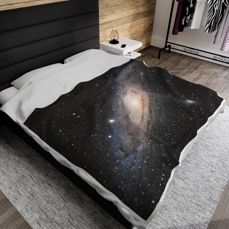Pu&ograve; includere: Un set di biancheria da letto nero e bianco con una stampa galattica che presenta una nebulosa vorticosa al centro. La biancheria da letto &egrave; realizzata in tessuto morbido e confortevole ed &egrave; perfetta per aggiungere un tocco di spazio alla tua camera da letto.
