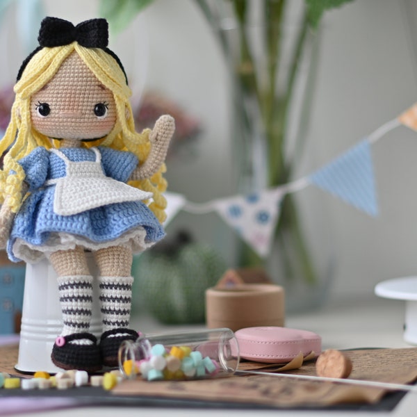 Schema all'uncinetto per la bambola Alice nel Paese delle Meraviglie PDF Amigurumi inglese, spagnolo