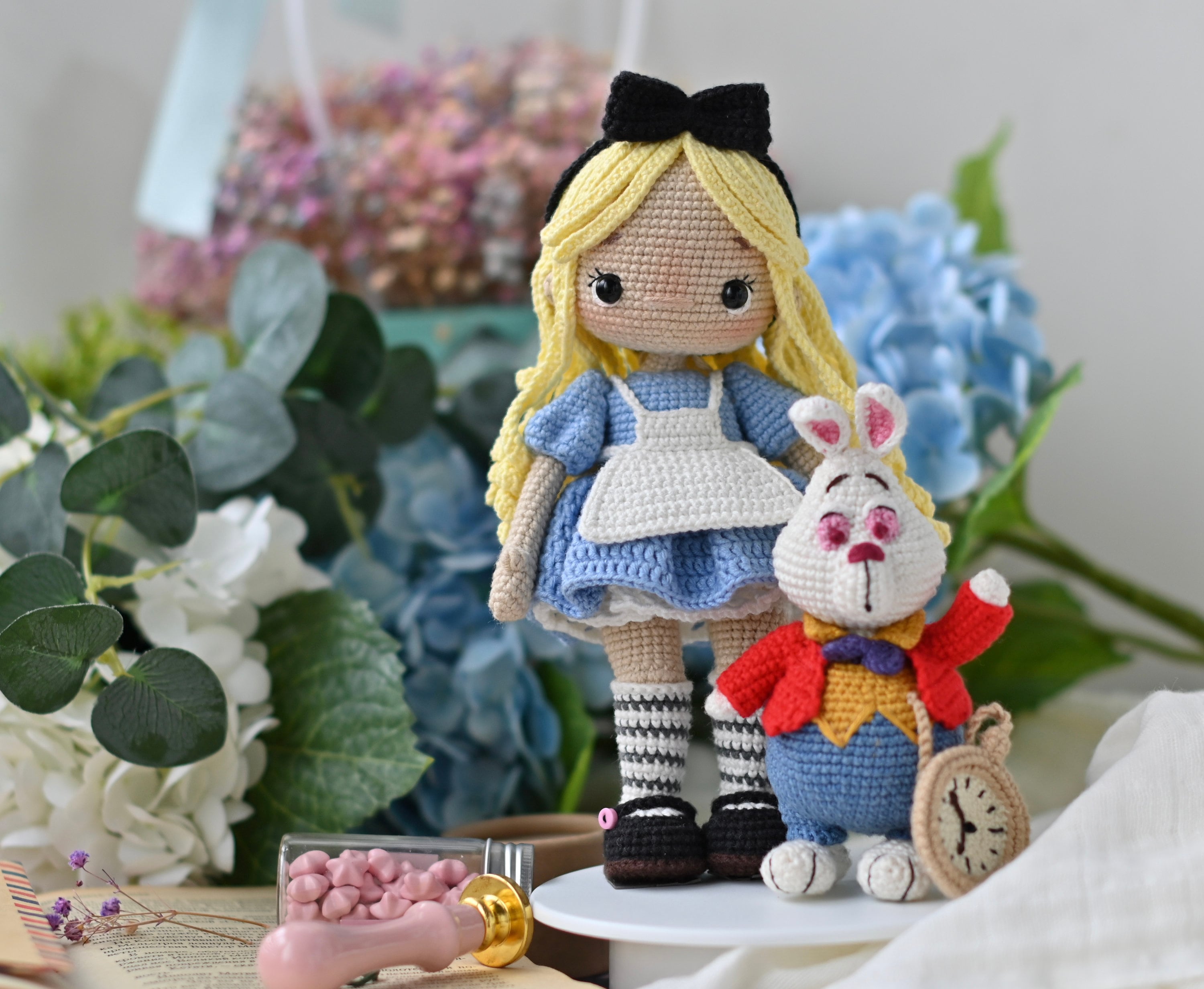 Bianconiglio amigurumi Alice in Wonderland crochet rabbit 