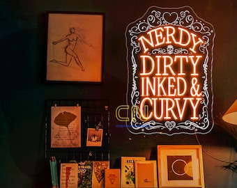 Enseigne lumineuse LED néon « Nerdy Dirty Inked Curvy », décoration pour studio de tatouage, art mural valorisant le corps, cadeau pour geekette, éclairage pour salon de tatouage, décoration pour femme ronde