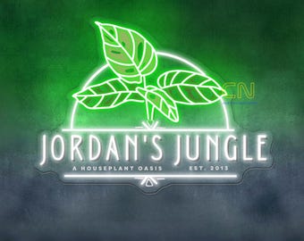 Pode incluir: Placa de néon com um design de planta verde frondosa e o texto "Jordan's Jungle, A Houseplant Oasis, Est. 2013".