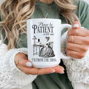 Bitte seien Sie geduldig mit mir, ich bin aus den 1900er Jahren, Keramikbecher, 11 Unzen, 15 Unzen, lustige Kaffeetasse, sarkastischer Humor Weihnachtsgeschenk, Morgenkaffee