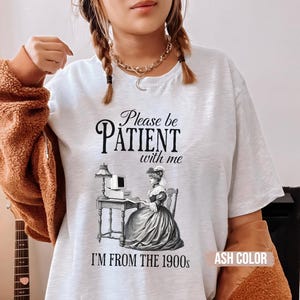 Grappig grafisch T-shirt jaren 1900: retro millennial humor uniseks T-shirt