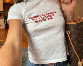 Trabajo duro para que mi perro tenga una vida mejor. Camiseta Y2K Baby, camiseta divertida para mamás de perros.