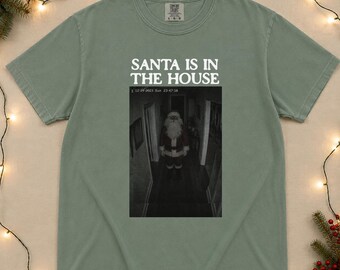 Camiseta "Santa está en la casa", camiseta divertida con meme navideño, camiseta de Santa Claus con colores que brindan comodidad, estilo película de terror.