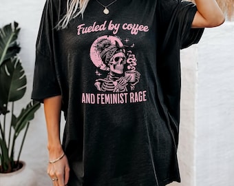 Shirt Fueled by Coffee and Feminist Rage, retro T-shirt met skelet