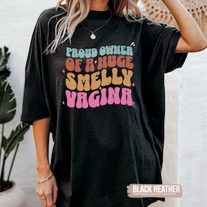 Stolze Besitzerin eines riesigen stinkenden V * Gina Shirt, Raunchy TShirt, Shirt Roulette Geschenk Erwachsene Humor Tee Lustig Gag Geschenk unangemessene Shirts