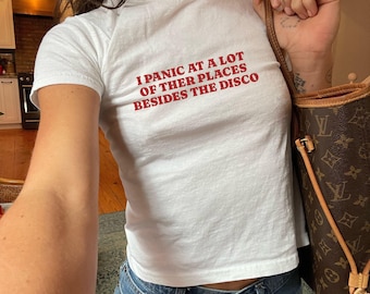 Me entra pánico en muchos otros lugares además de la discoteca. Camiseta Y2K Baby, camiseta divertida sobre la ansiedad, top corto sobre salud mental.