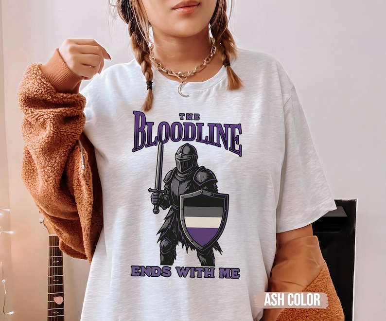 Puede incluir: Camiseta blanca con un gr&aacute;fico de caballero morado y negro y el texto "The Bloodline Ends With Me".