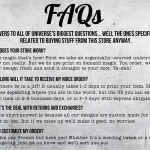 Pu&ograve; includere: Un grafico con il titolo "FAQs" in un font stilizzato. Il testo risponde alle domande sul funzionamento del negozio, tra cui come vengono elaborati gli ordini, i tempi di spedizione, i resi e le opzioni di personalizzazione. Lo sfondo &egrave; strutturato e bianco sporco.