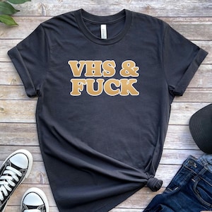 Camiseta unisex con la frase &quot;VHS and F*ck 80s Technology&quot;, divertida camiseta nostálgica de los 90, camiseta nostálgica de los 80, VHS, camiseta con cinta de casete