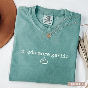 Necesita más camisa de ajo Colores cómodos Camisa de ajo divertida Regalo para chef, Regalo para amante de la comida, Camiseta del festival del ajo Camiseta de ajo Chica del ajo