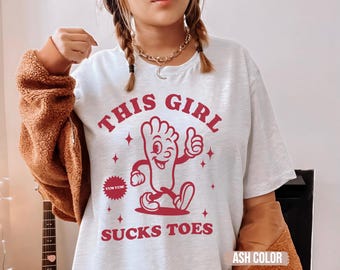 Camiseta con meme "Esta chica chupa los dedos de los pies", camiseta atrevida, regalo de ruleta de camisetas, camiseta de humor para adultos, regalo de broma divertido, camisetas inapropiadas para intercambio de camisetas