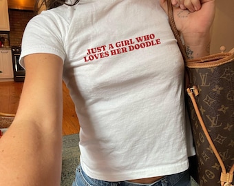 Camiseta "Just a Girl Who Loves Her Doodle Baby", Top corto Y2K divertido para mamás de perros, Camiseta para amantes de los perros