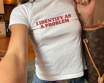 Me identifico como un problema Camiseta Y2K Baby, divertida camiseta sarcástica sobre salud mental