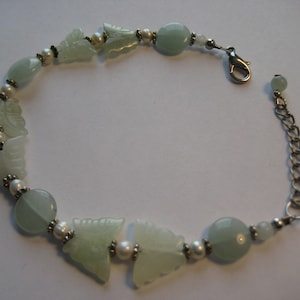 A beautiful bracelet. Handmade by artist. New. Korean jade. White pearls.