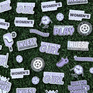 Puede incluir: Una colecci&oacute;n de pegatinas con varios dise&ntilde;os de tem&aacute;tica deportiva. Las pegatinas son moradas y blancas con texto que dice "Play Like a Girl", "Watch Women's Hockey", "Invest in Women's Sports", y m&aacute;s.
