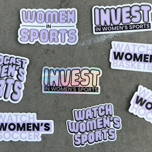 Puede incluir: Una colecci&oacute;n de pegatinas con varios dise&ntilde;os que promueven los deportes femeninos. Las pegatinas incluyen frases como "Invertir en deportes femeninos", "Ver f&uacute;tbol femenino" y "Emitir deportes femeninos".