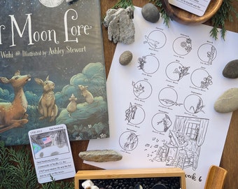Puede incluir: Una exhibición educativa para niños con un libro titulado "Moon Lore" con ilustraciones de animales y la luna. Incluye un transbordador espacial de juguete, tarjetas didácticas, una tabla de fases lunares y figuras de astronautas en miniatura.