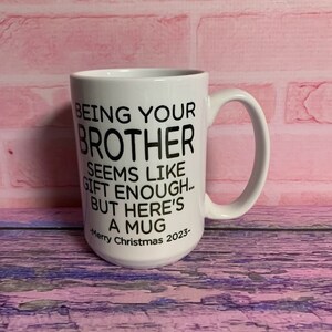 design engraçado de caneca "Ser seu IRMÃO parece um presente suficiente, mas aqui está uma caneca" SVG para máquinas de corte de vinil e png para sublimação 2025