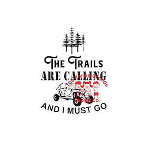 Può includere: Grafica in bianco e nero con la scritta "The Trails Are Calling And I Must Go". L'immagine include un'illustrazione laterale di un veicolo fuoristrada con tre figure stilizzate e un gruppo di pini.