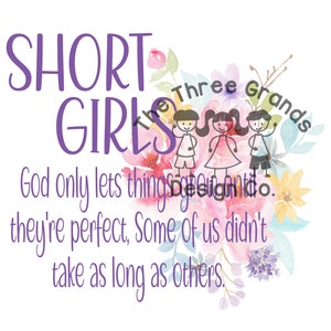 Könnte beinhalten: Lilafarbener Text auf weißem Hintergrund lautet: "SHORT GIRLS God only lets things happen until they're perfect. Some of us didn't take as long as others." Der Text ist von einem Aquarell-Blumendesign mit rosa, gelben und blauen Blumen umgeben. Drei Strichmännchen befinden sich in der Mitte des Designs.