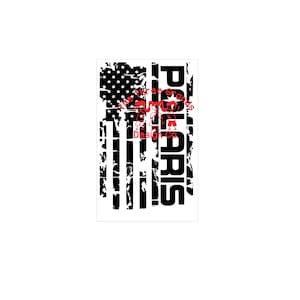 Puede incluir: Un diseño de bandera estadounidense desgastado en blanco y negro con la palabra "POLARIS" en texto rojo. El texto "The Three Grands Design Co." también está en texto rojo.