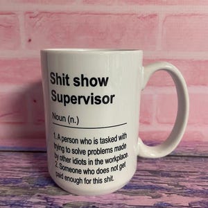 design engraçado de caneca "supervisor de show de merda" definição svg para máquinas de corte de vinil e png para sublimação - ótimo presente para chefe, colega de trabalho etc.